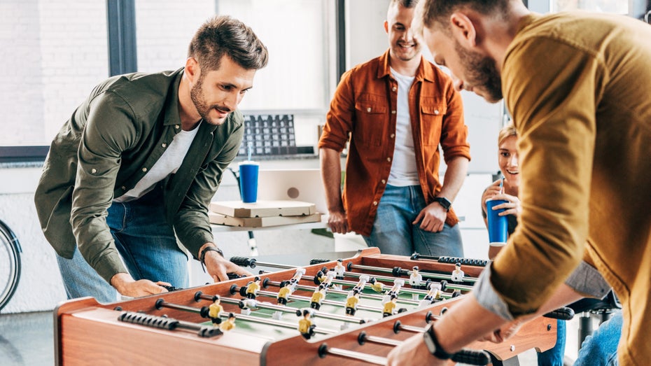 Kickertisch und Obstkorb reichen schon lange nicht mehr, um als Startup gute Fach- und Führungskräfte zu rekrutieren. (Foto: LightField Studios/Shutterstock) Zwischen Krise und Vernetzung: So behauptet sich die deutsche Startup-Szene